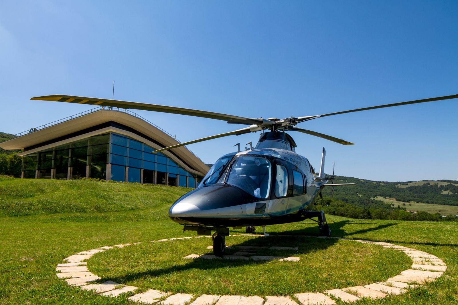 Hélicoptère privé posé sur une hélisurface