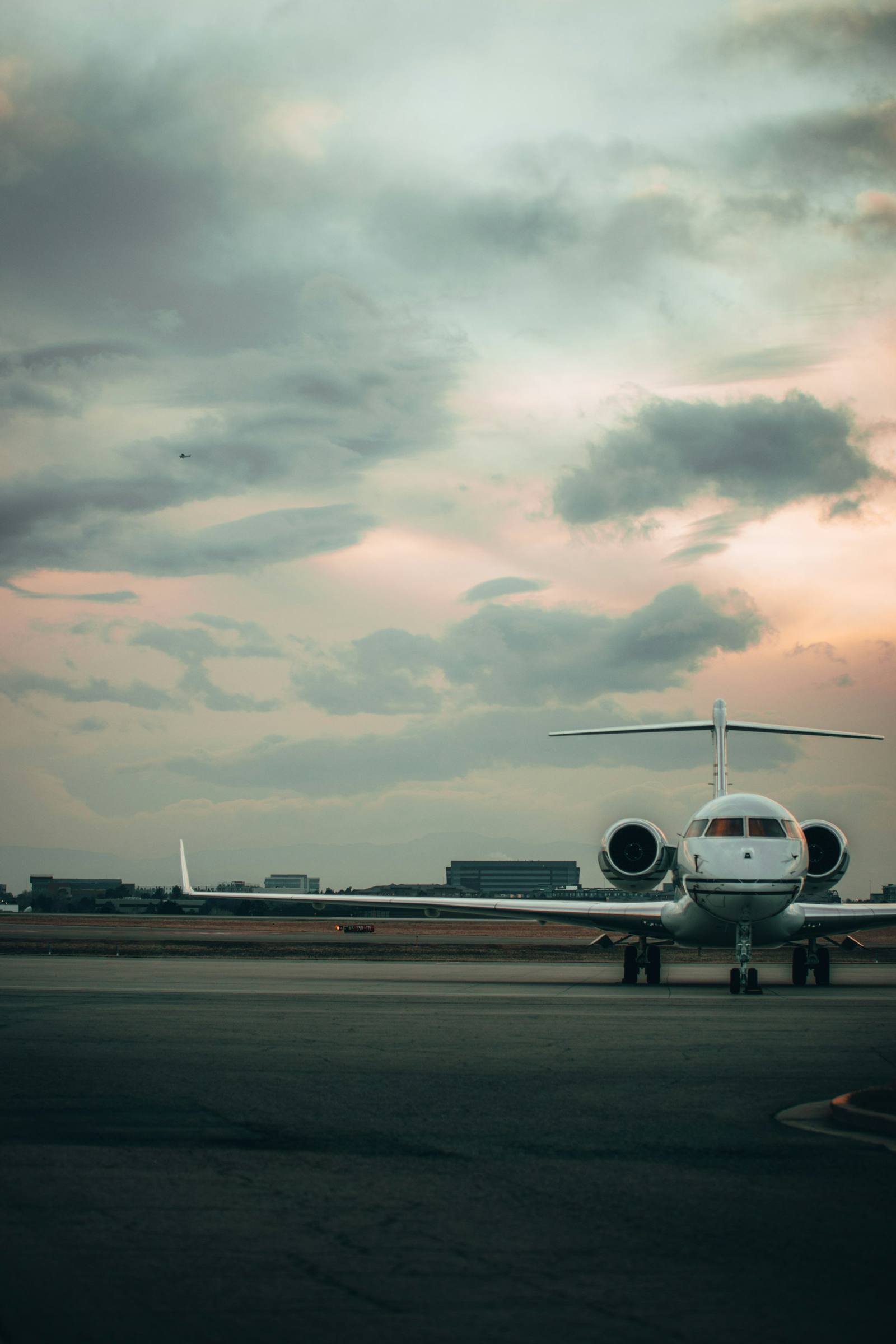 Jet privé sur le tarmac d'un aéroport au crépuscule
